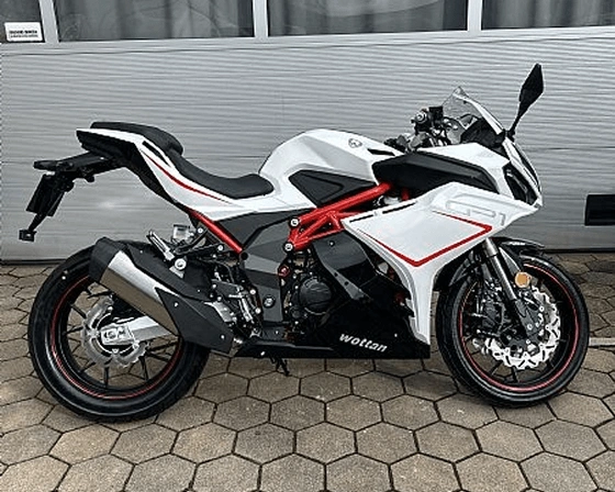 Parkirano belo motorno kolo GP1 125 ccm