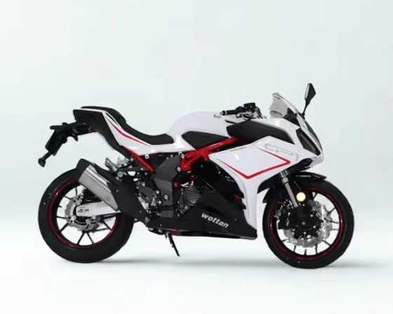Belo črno motorno kolo GP1 125 ccm z boka v salonu
