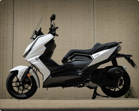 Bočna predstavitvena slika belega skuterja GT2 ABS TCS s prostornino motorja 125 ccm