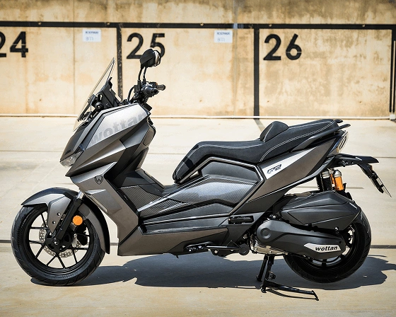 Parkiran siv skuter GT2 ABS TCS z motorjem prostornine 300 ccm