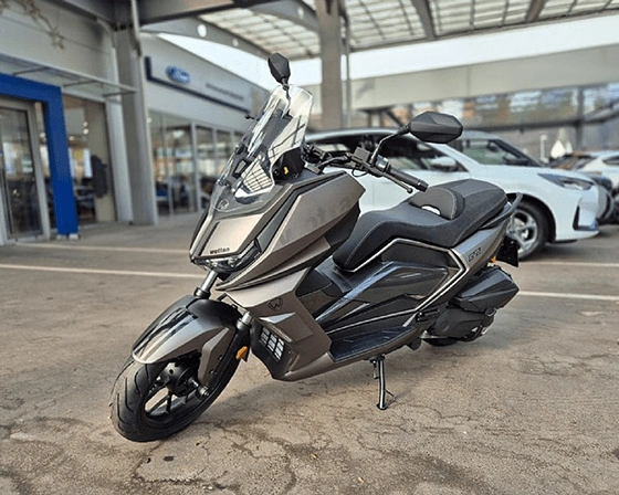 Parkiran siv skuter GT2 ABS TSC skuter z motorjem prostornine 300 ccm