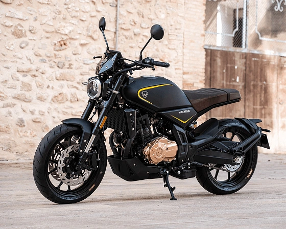 Črno motorno kolo Rebbe 400 ccm