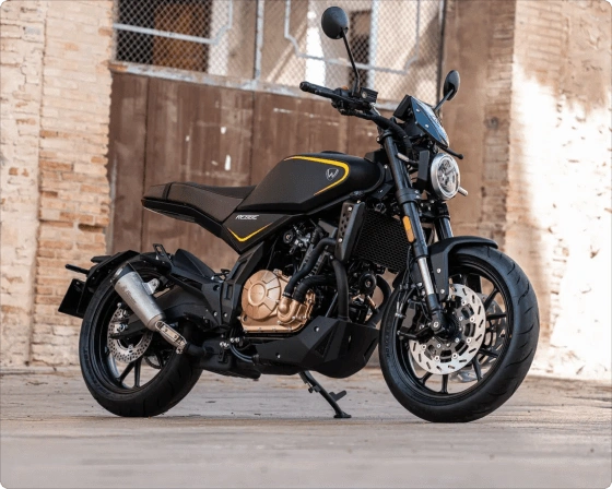 Bočna slika parkiranega motornega kolesa Rebbe 125 ccm