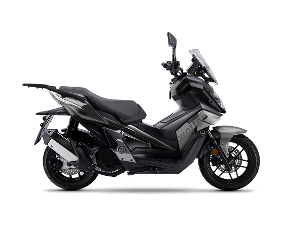 Pogled na siv skuter Sixteen s prostornino motorja 125 ccm z boka