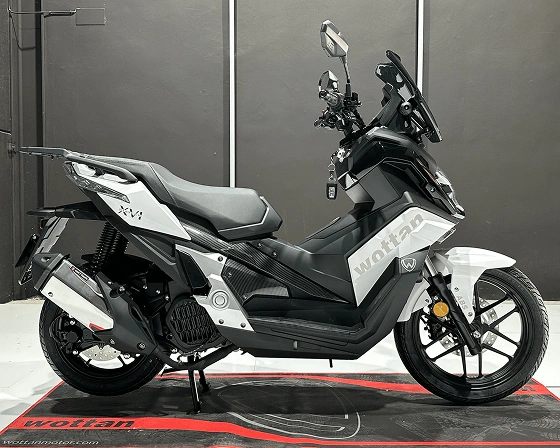 Pogled na belo-črn skuter Sixteen s prostornino motorja 125 ccm z boka
