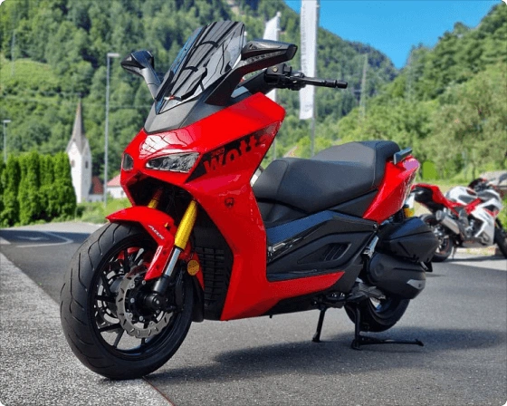Parkiran rdeč skuter Storm-R CBS 300 ccm