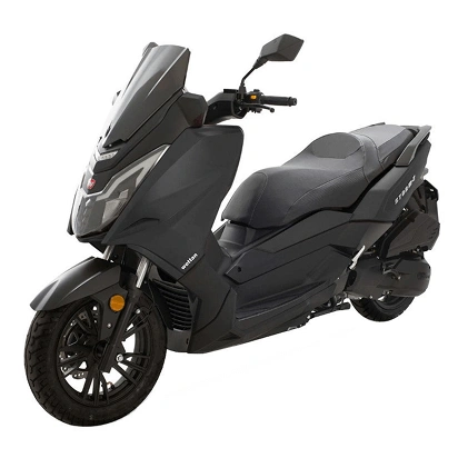 Črn skuter Storm-T CBS s prostornino motorja 125 ccm od spredaj in bočno