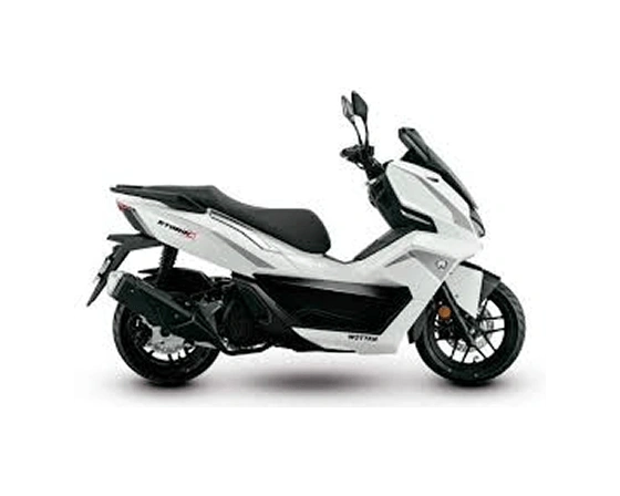 Pogled na bel skuter Storm-X ABS s prostornino motorja 125 ccm z boka