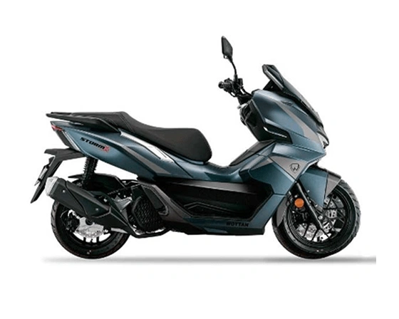 Pogled na moder skuter Storm-X ABS s prostornino motorja 125 ccm z boka