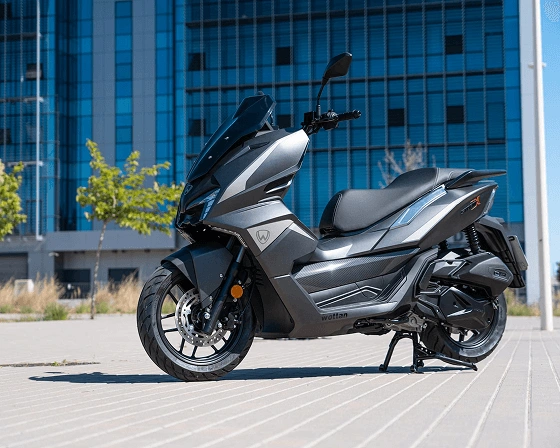 Parkiran siv skuter Storm-X ABS s prostornino motorja 125 ccm