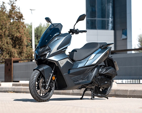 Parkiran modri skuter Storm-X ABS s prostornino motorja 125 ccm