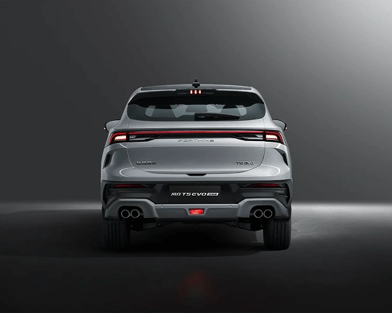 Zadek vozila Dongfeng Forthing T5 HEV bele barve